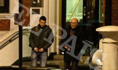 Oriol Soler (d.) y Andreu Griny&oacute; salen de la Embajada de Ecuador en Londres.