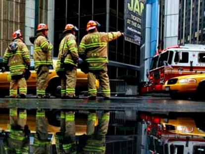 Técnicos del servicio de emergencia de Nueva York inspeccionan los alrededores del Madison Square Garden.