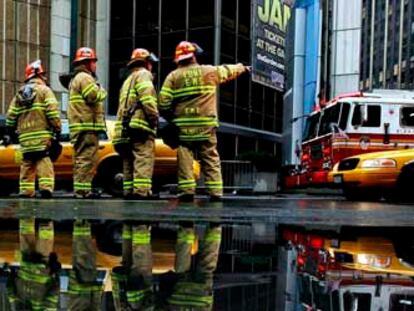 Técnicos del servicio de emergencia de Nueva York inspeccionan los alrededores del Madison Square Garden.