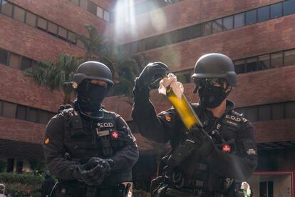 El campus es la zona cero de una batalla campal, la que enfrentó a los activistas radicales que se amotinaron dentro del recinto con la policía el 18 de noviembre, aunque parece el escenario posterior a un apocalipsis donde la vida quedó congelada. En la imagen, dos policías revisan un cóctel molotov en el interior del campus, este martes.