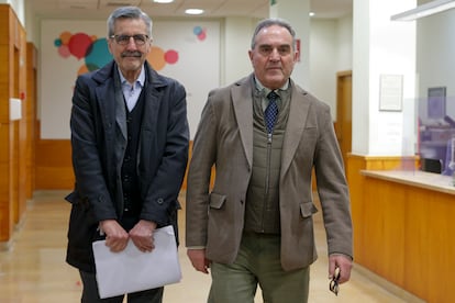 El vicepresidente del ejecutivo valenciano y consejero para la Recuperación Económica y Social, Francisco José Gan Pampols, y el Comisionado especial del Gobierno para la reconstrucción y reparación de los daños provocados por la dana, José María Ángel, al finalizar la reunión mantenida este lunes en la sede del departamento del primero, en Valencia.