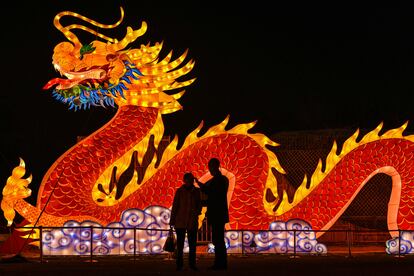 Dos personas, en un parque de Wuhan (China) el 11 de febrero.