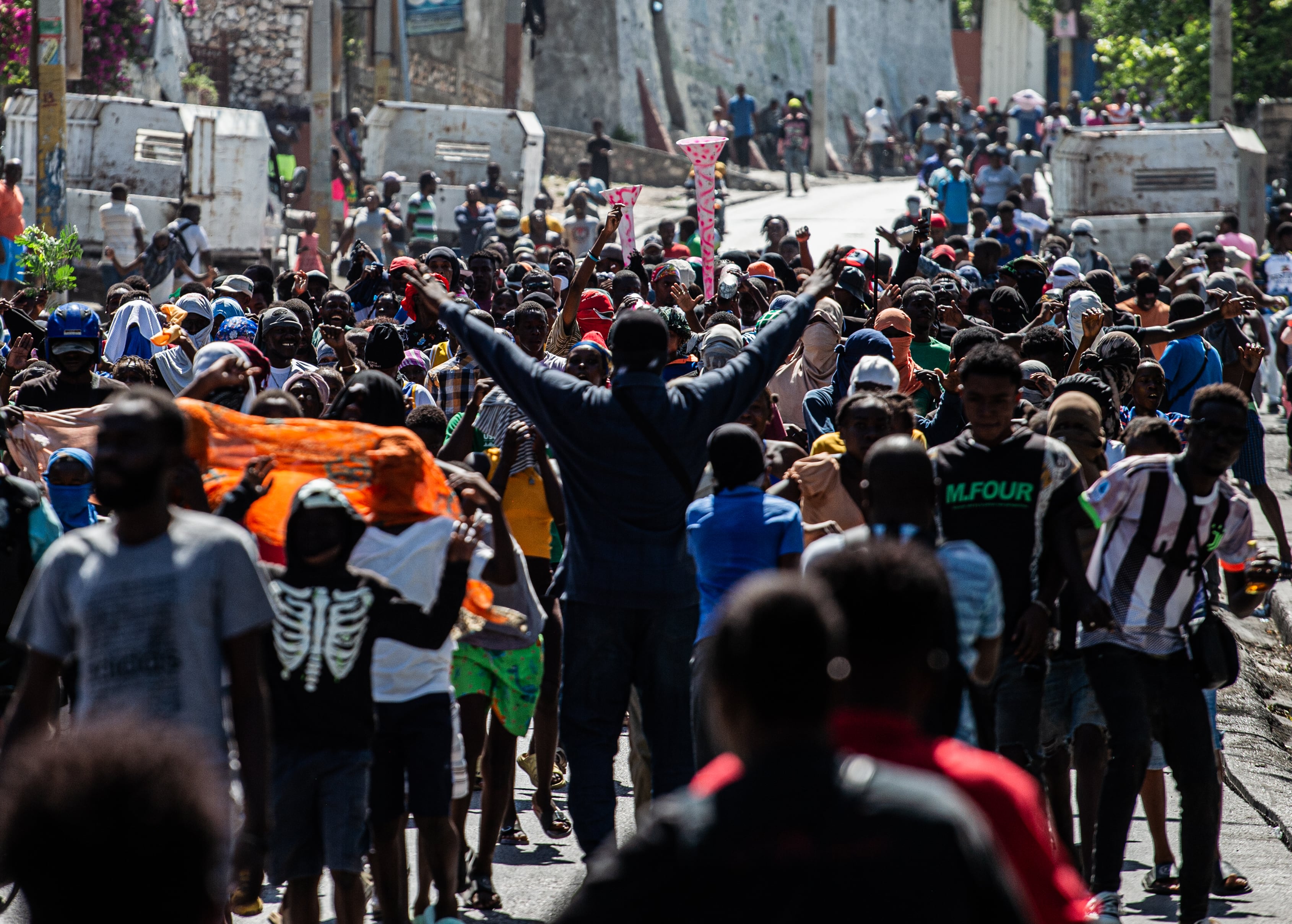 Personas desplazadas por la violencia de las pandillas protestan Puerto Príncipe, en abril de 2025.