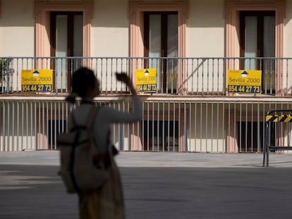 Carteles de piso en venta en el centro de Sevilla.