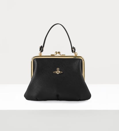 Se trata del modelo Granny Purse de Vivienne Westwood que cuesta 255 euros. 