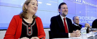 Ana Pastor, Mariano Rajoy y Manuel Fraga en la reunión del máximo órgano entre congresos