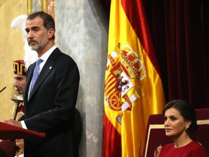 Felipe VI, con la reina Letizia, durante el acto del 40º aniversario de la Constitución en diciembre de 2018.