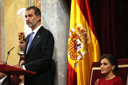 Felipe VI, con la reina Letizia, durante el acto del 40º aniversario de la Constitución en diciembre de 2018.