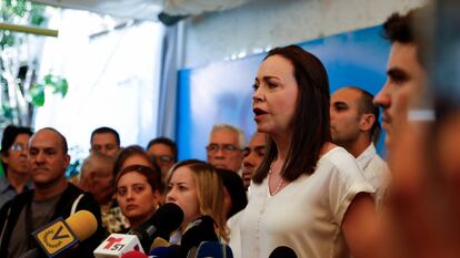 María Corina Machado, con miembros de su equipo en una rueda de prensa este martes en Caracas.