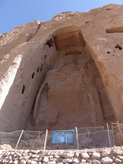 Hueco de uno de los grandes budas del valle de Bamiyan vacío tras la destrucción de la estatua por los talibanes hace 10 años.