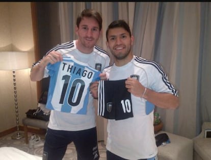 Messi y Agüero con la camiseta de Argentina de Thiago