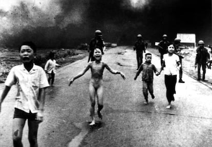 Crianças fogem de um ataque de napalm no Vietnã em 1972.