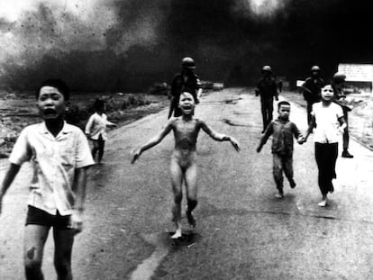 Crianças fogem de um ataque de napalm no Vietnã em 1972.