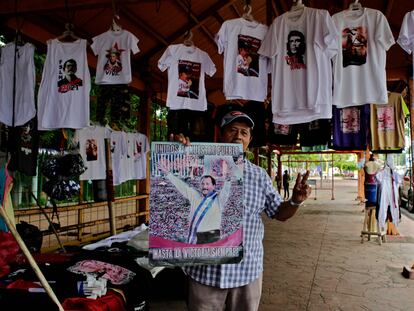 Homem mostra foto de Daniel Ortega numa barraca com propaganda da Frente Sandinista, no último dia 7, em Manágua.
