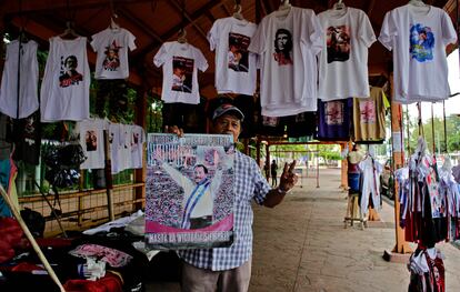 Playeras en Nicaragua con foto del presidente Daniel Ortega