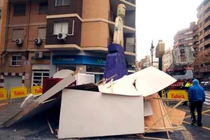 El viento ha destrozado buena parte de la falla Guillem de Castro-Triador en Valencia.