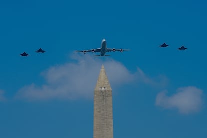 Voos de teste de aeronaves que participarão das comemorações do 4 de julho, neste sábado, em Washington.