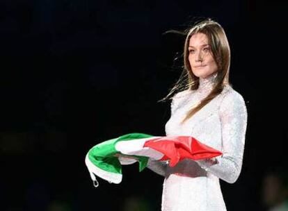 Bruni lleva la bandera italiana en la apertura de los Juegos de 2006 de Turín.