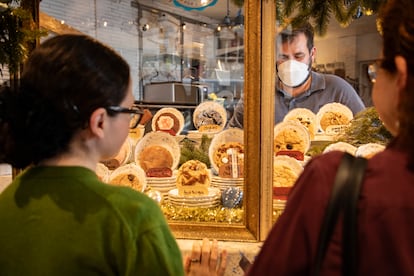 Comensales seleccionando las galletas que llevarán de La Galletería, en Ciudad de México.