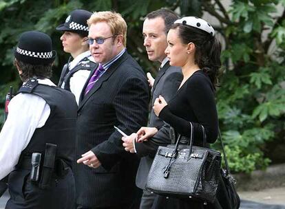 El cantante Elton John y Camilla al Fayed, a su llegada al servicio fúnebre en Londres.