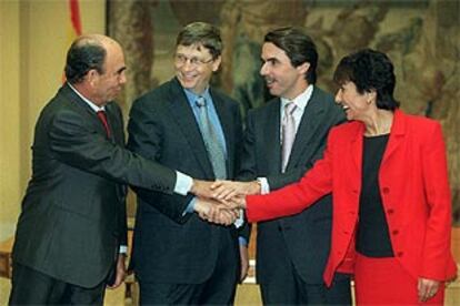 Botín, Gates, Aznar, y Birulés, durante la firma deL acuerdo de colaboración.