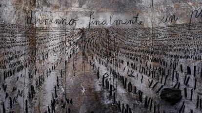 Una de las obras de Anselm Kiefer expuestas en la muestra 'Questi scritti, quando verranno bruciati, daranno finalmente un po’ di luce', en el Palacio Ducal de Venecia