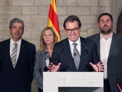 El president Artur Mas, amb els representants dels partit proconsulta.