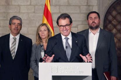 El president Artur Mas, amb els representants dels partit proconsulta.