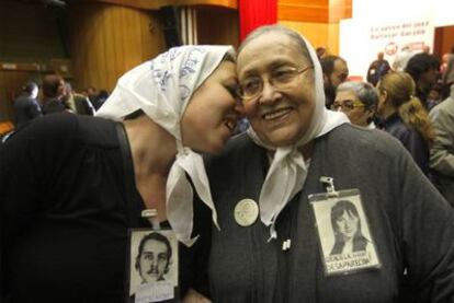 Carla Artés besa a su abuela en el acto de apoyo a Garzón.