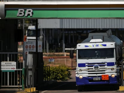 Caminhão tanque deixa a refinaria da Petrobras Alberto Pasqualini em Canoas (RS).