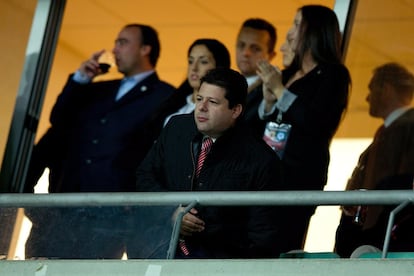 El primer ministro de Gibraltar, Fabian Picardo, observa el encuentro desde el palco del Estadio do Algarve.