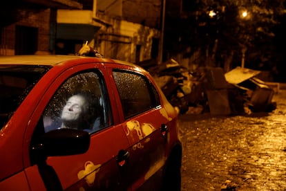 Las autoridades de Río Grande do Sul, la región más afectada por el ciclón, han decretado el estado de calamidad tras el paso del que ya es considerado el peor desastre natural en su historia. En la imagen, un hombre duerme dentro de su automóvil, parqueado afuera de su casa para evitar la llegada de saqueadores.