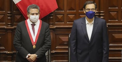 Ell expresidente de Perú, Martín Vizcarra, a la derecha, junto al presidente interino, Manuel Merino.