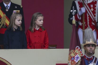 La princesa Leonor y la infanta Sofía observan el desfile.