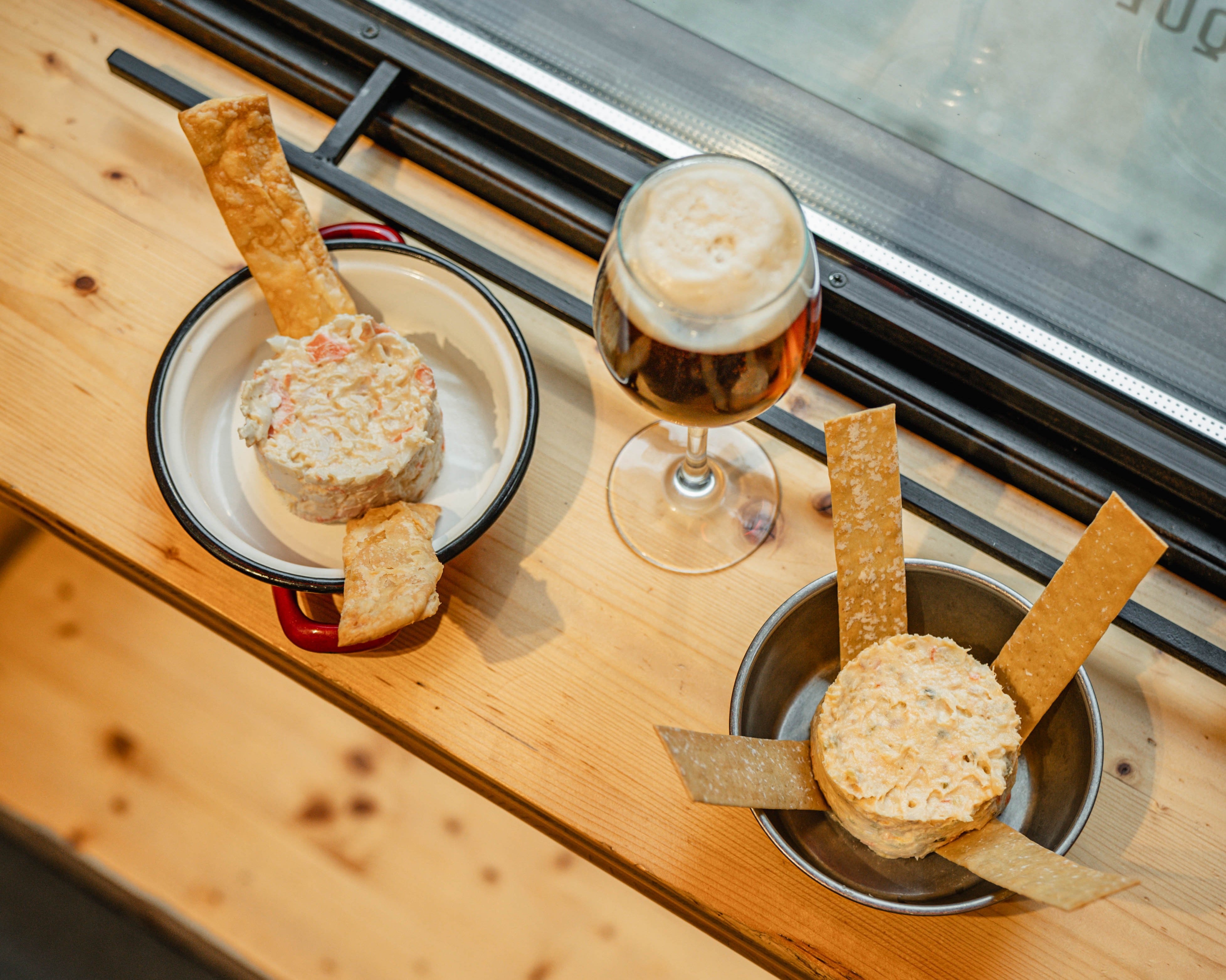 Brrrutal - Qué barbaridad: el bar con más de cien referencias de vermut donde se come de lujo sin cocina