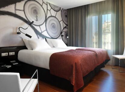 una de las habitaciones del establecimiento, con el cabecero pixelado.