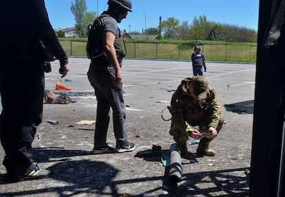 Varios policías y un militar inspeccionan el pasado miércoles los restos de un misil ruso en Jersón.