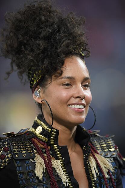 Alicia Keys, también sin maquillaje, durante su actuación en la final de Champions.