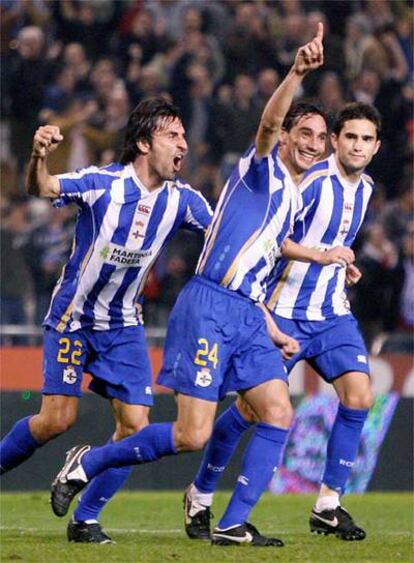 Los jugadores deportivistas celebran el gol en propia puerta de Mario Álvarez