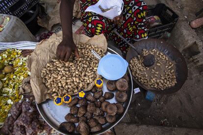 En Dakar hay miles de mujeres tostando cacahuetes en la calle; están en todas las esquinas, los barrios, en las paradas de autobús. El cacahuete desempeña un papel importante en la economía senegalesa y da empleo a más de un millón de personas en el país. Es uno de los productos locales más consumidos por la población.