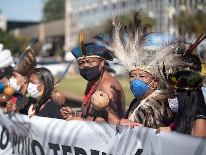 Indígenas de diversas etnias protestan frente al edificio del Congreso de Brasil, el pasado junio.