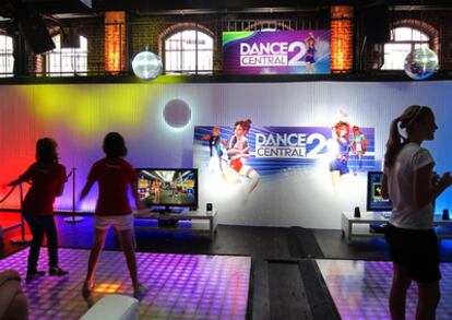 Varias niñas juegan a Dance Central 2 en la feria GamesCon de Colonia (Alemania).