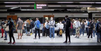 Varios usuarios de Renfe ayer martes en un andén de la estación barcelonesa de Sants.