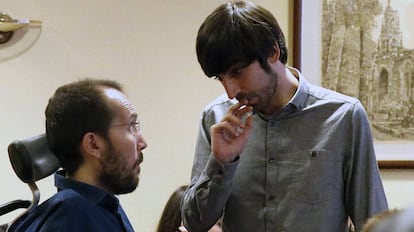 Podemos general secretary Pablo Echenique (left) and campaign manager Eduardo Maura.