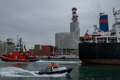 Unas lanchas ayudan a un mercante a salir del puerto industrial y comercial de Rávena, uno de los principales del Adriático para el tráfico marítimo de mercancías y materias primas. Gracias a su posición estratégica, el puerto de 2.080 hectáreas, es el líder de Italia en intercambio comercial con los países mediterráneos, del este de Europa y asiáticos. Las áreas de almacenamiento ocupan 887.330 metros cuadrados, y las destinadas a los contenedores y el material rodante, 415.000 metros cuadrados. Los almacenes de mercancías a granel tiene una capacidad de 1.772.900 metros cúbicos. 