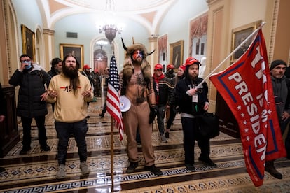 Seguidores de Donald Trump, entre ellos Jacob Anthony Chansley (en el centro), durante el asalto al Capitolio, el pasado 6 de enero.