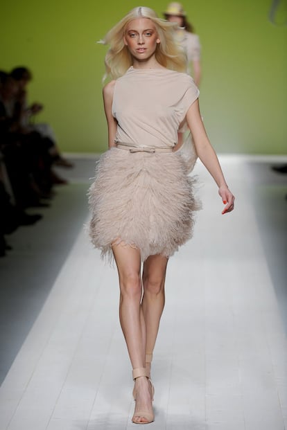 Falda de plumas: Blugirl primavera verano 2012.