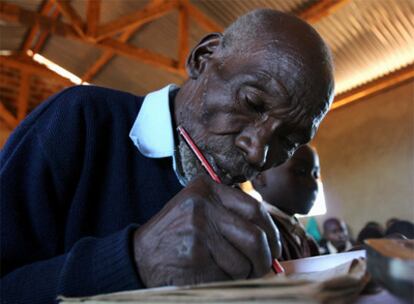 Kimani Maruge, en clase en Langas, al oeste de Kenia, en una fotografía de 2006.