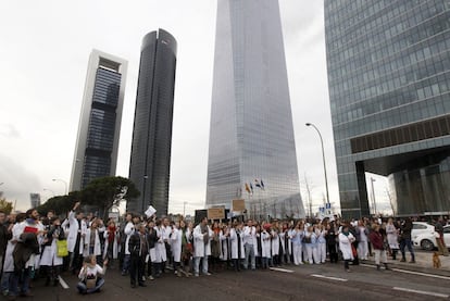 26 de noviembre de 2012. Concentración en las puertas del Hospital La Paz, en Madrid, durante el primer día de huelga de la sanidad madrileña, contra la privatización propuesta por el Gobierno regional.