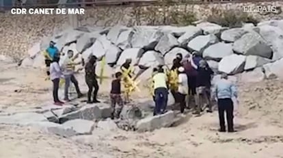Captura de vídeo on es veuen dos grups que s'enfronten a Canet en retirar de la platja les creus de suport als presos